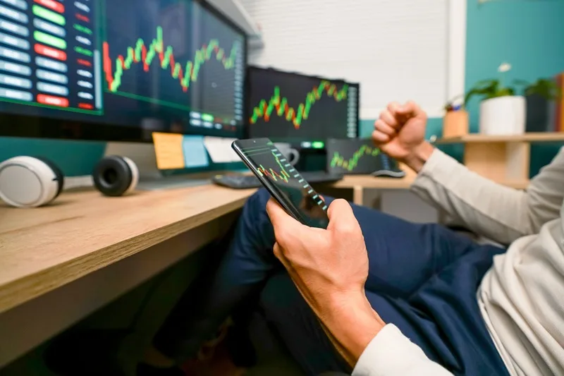 Tránh bẫy tâm lý FOMO và sử dụng đòn bẩy quá sớm khi đầu tư crypto cho người mới.